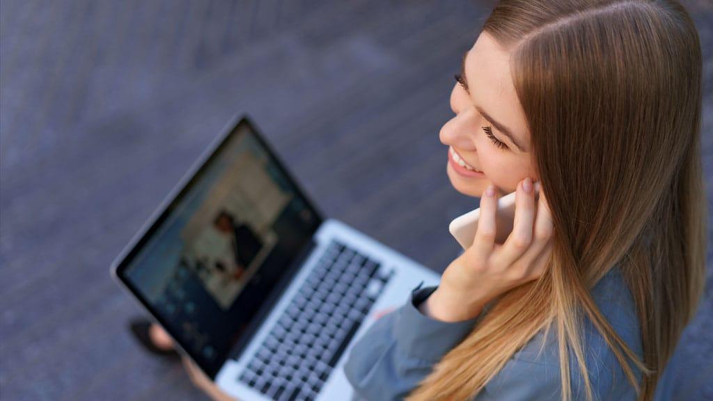 kobieta rozmawia przez telefon