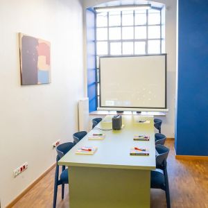 na pierwszym planie stół